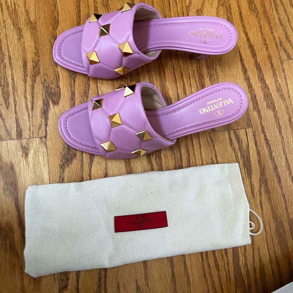 😊SOLD😊Valentino Garavani Roman Stud Quilted Napa Slide Sandals in 36 - Picture 7 of 15
